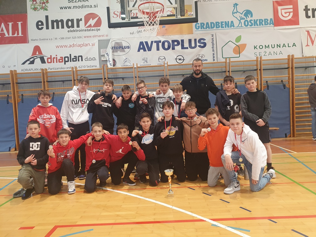 Mlajši dečki v košarki v četrt finale